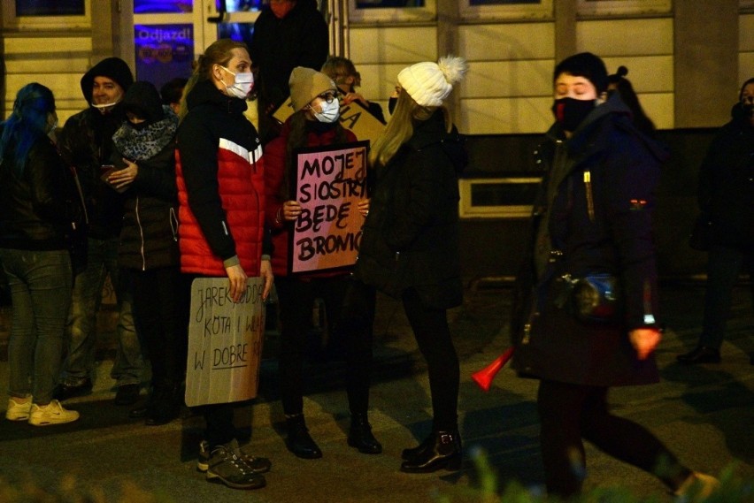 Protest kobiet w Radomiu. Uczestnicy znów przeszli ulicami miasta krytykując rząd. Zobacz zdjęcia 
