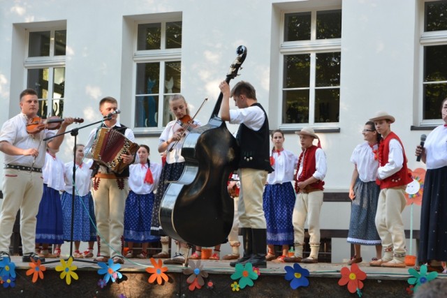 Festyn w Jastrzębiu: dożynki na placu przy fontannie św. Franciszka.