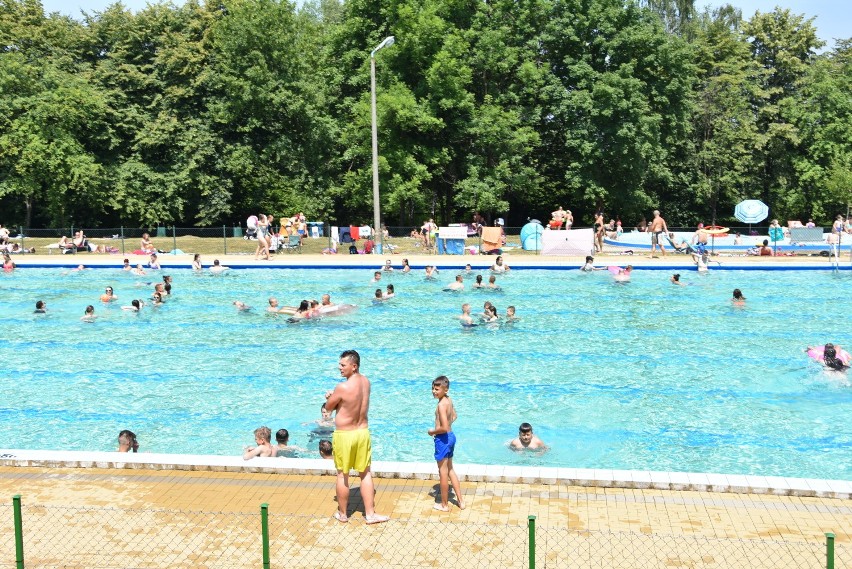 Tarnów. Podwyżka cen biletów na letnim basenie pod Górą św. Marcina. Latem to jedyne miejsce ochłody nad wodą w Tarnowie