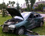 Wypadek w Kolnie. Auto ścięło drzewo i barierki [zdjęcia]