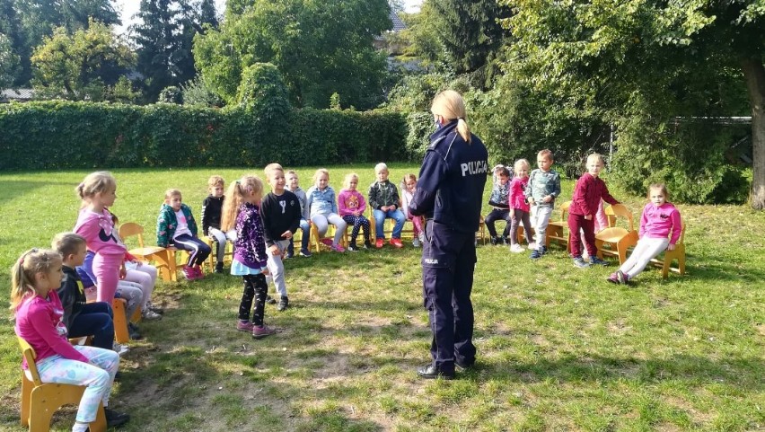 Złotów. Policjanci z KPP w Złotowie u sześciolatków z Publicznego Przedszkola nr 1 w Złotowie