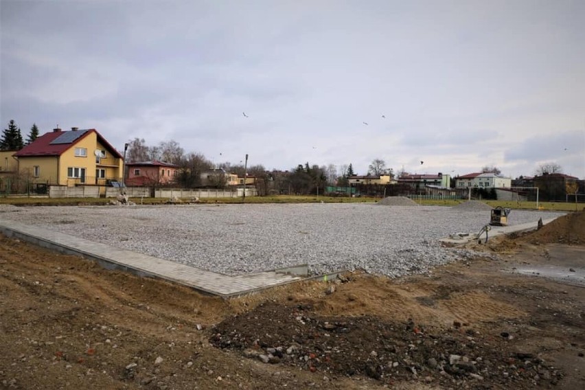Nowe boiska wielofunkcyjne budowane są przy trzech chełmskich szkołach. Zobacz zdjęcia