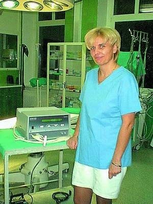 Lek. med. Bogumiła Frąckiewicz prezentuje cenny nabytek rawickiego szpitala - nóż harmoniczny.