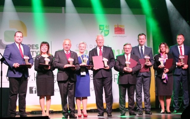 Marcin Zawiła (trzeci od lewej)  odebrał nagrodę dla naszego miasta w konkursie Przyjazna Gmina 2015.