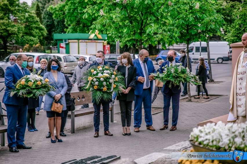 Władze miasta i powiatu złożyły kwiaty pod pomnikiem Jana Pawła II [ZDJĘCIA]
