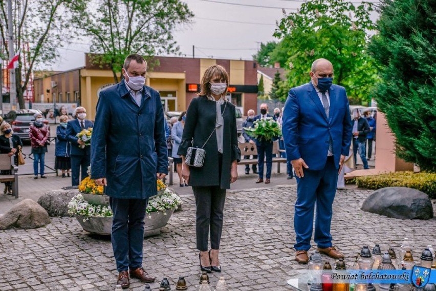 Władze miasta i powiatu złożyły kwiaty pod pomnikiem Jana Pawła II [ZDJĘCIA]