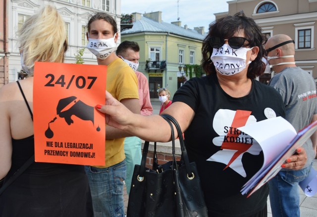 Protest przeciwko wypowiedzeniu Konwencji Stambulskiej w Piotrkowie