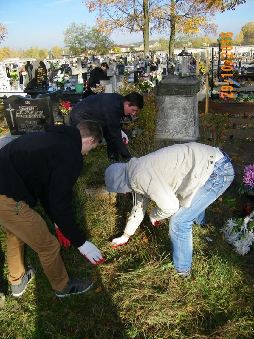 Żarki: uczniowie Zespołu Szkół w Żarkach sprzątali cmentarz przed Wszystkich Świętych [ZDJĘCIA]
