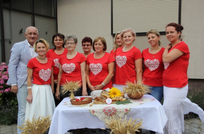 Starosta i proboszcz na warsztatach wypieku chleba w Ociążu