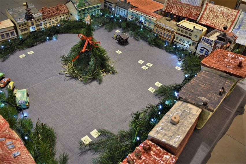 Oświęcimska starówka z gliny też jest w świątecznym wystroju. Specjalna ekspozycja projektu Osiedlowego Domu Kultury na Zasolu [ZDJĘCIA]