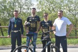 Jastrzębie: policjanci śląskiej drogówka i siatkarze Jastrzębskiego Węgla promowali bezpieczeństwo rowerzystów na Żelaznym Szlaku Rowerowym