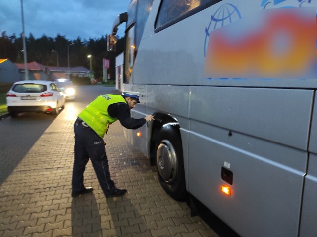 Kontrola policyjna autokary, który wiózł dzieci z Tucholi na wycieczkę do Torunia