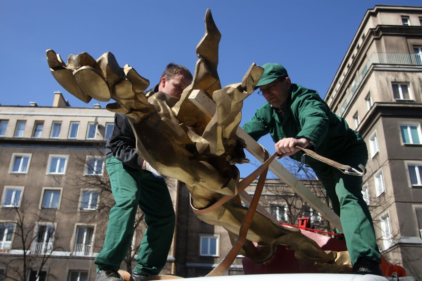 Kraków: &quot;Złoty chłopiec&quot; opuścił aleję Róż [ZDJĘCIA]