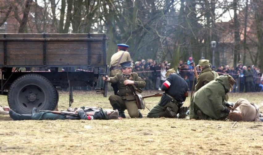 Setki osób obejrzało inscenizację bitwy w Parku Kasprowicza...