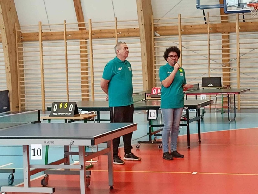 Turniej tenisa stołowego w hali sportowej ZS nr 1 w Wieluniu. Rywalizowali zawodnicy z kilku województw