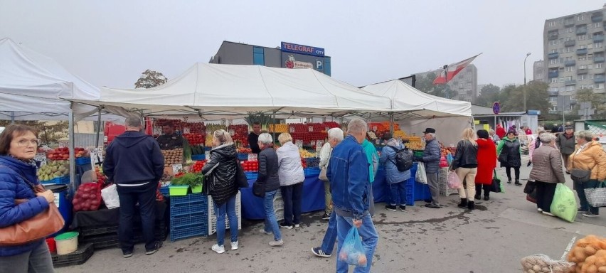 Kieleckie bazary we wtorek 27 września. Dużo ludzi przyszło na zakupy. Co szło najlepiej? Zobacz zdjęcia