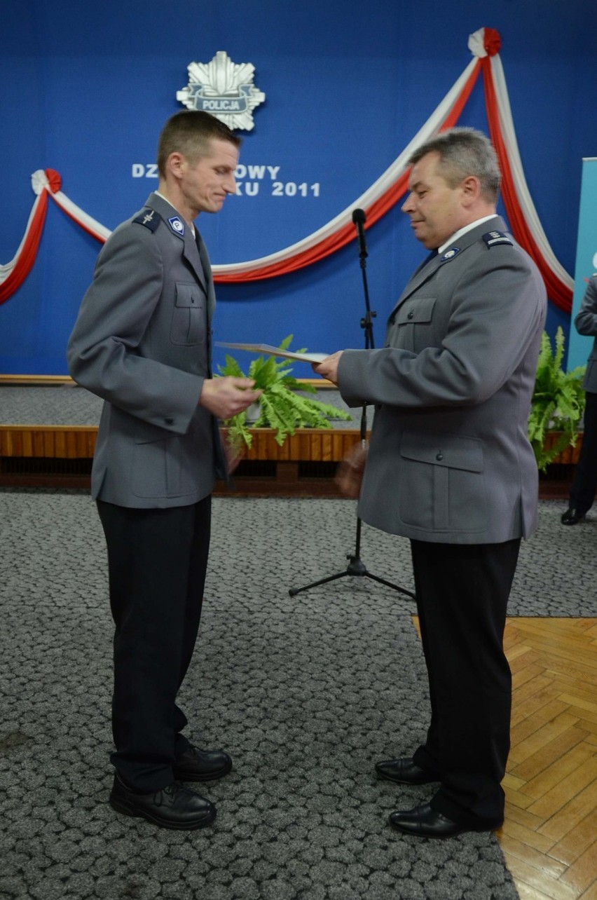 Asp. Kaszewski odebrał gratulacje od komendanta...