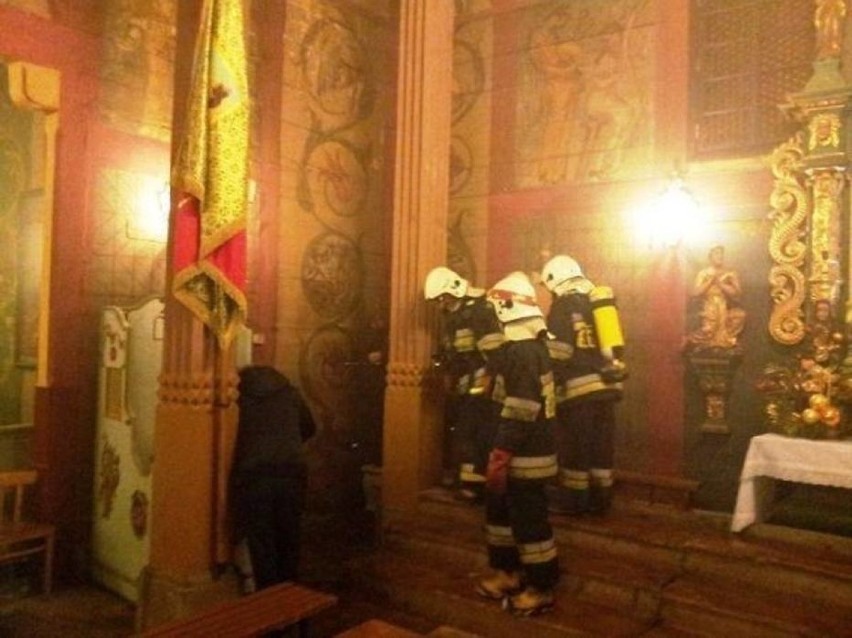Z zadymionego drewnianego kościółka strażacy wynieśli...