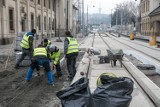 Kraków. Remont na ulicy Krakowskiej trwa, prędko nią nie pojedziemy