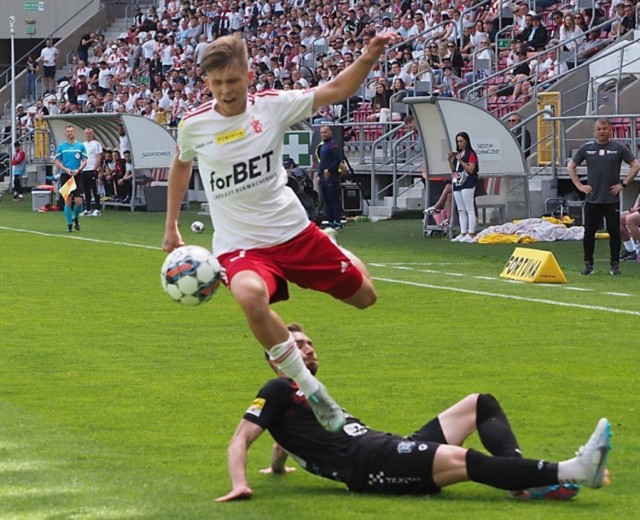 Beniaminek przedłuża kontrakty.  Derby 12 sierpnia, w środę mecz z Katowicami