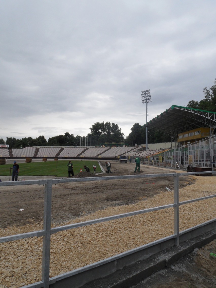 Remont stadionu w Rybniku: Na boisku kładą już zieloną murawę