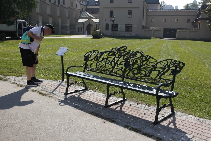 Jest ławeczka upamiętniająca wizytę papieża Franciszka w Krakowie