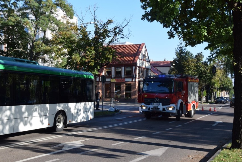 Zderzenie autobusu z samochodem w centrum Pruszcza [15.09.21] Na miejscu straż i policja |ZDJĘCIA
