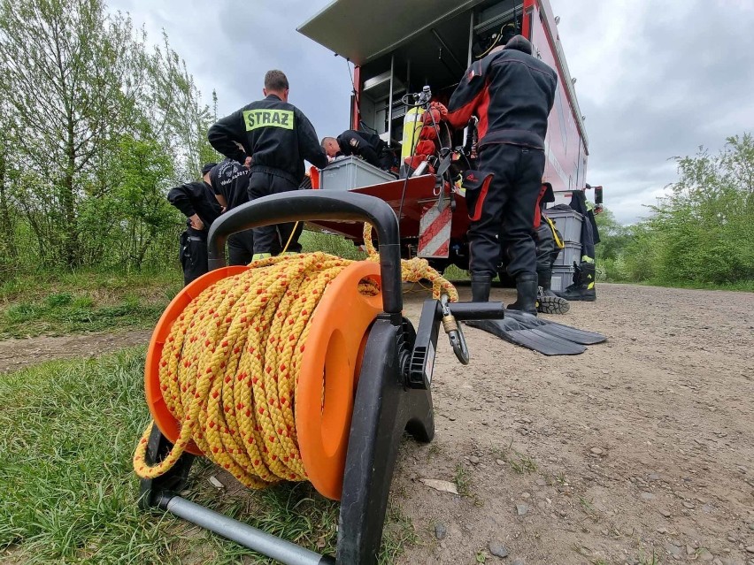 Ćwiczenia strażaków-nurków z Przemyśla na stawikach. Zobacz, jak robią to zawodowcy [ZDJĘCIA]