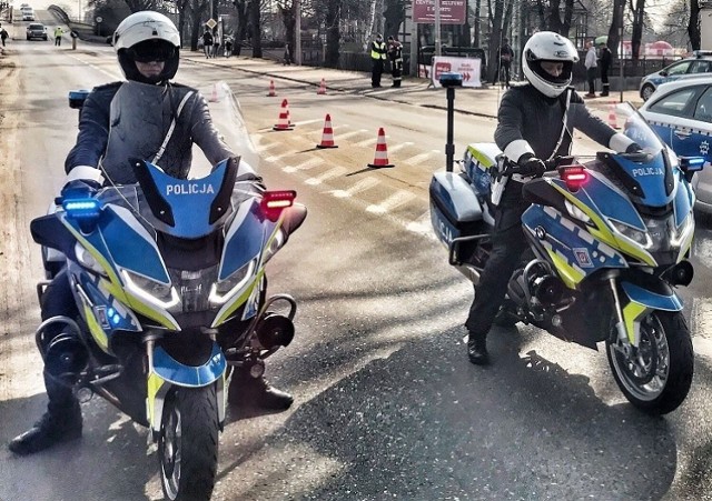 Policjanci po policyjnym pościgu zatrzymali kierującego motocyklem