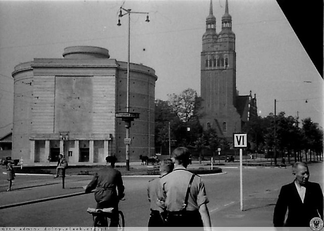 Szczepin, 1942 r. Plac Strzegomski już z bunkrem, w tle kościół św. Pawła.

Zdjęcia dzięki uprzejmości Wratislaviae Amici

ZOBACZ TEŻ: Pl. Nowy Targ. Tak się zmieniał (ARCHIWALNE FOTOGRAFIE)