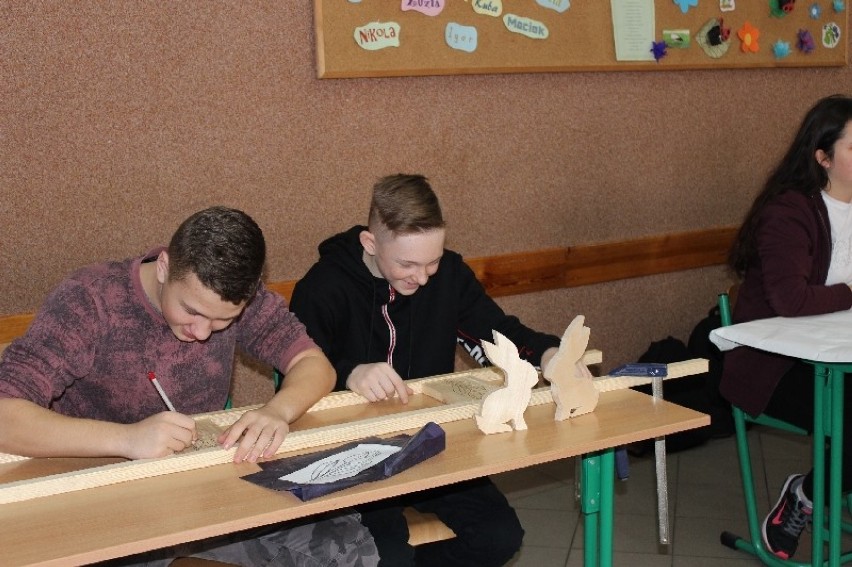 Warsztaty rzeźbiarskie w Szkole Podstawowej w Ostrówku[ZDJĘCIA]
