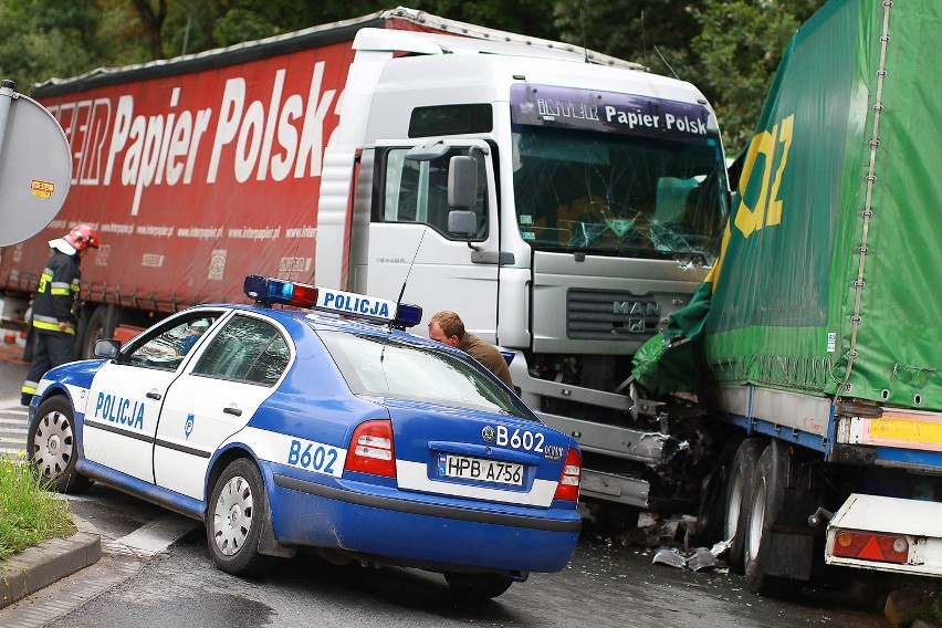 Jelenia Góra:Groźny wypadek na rondzie przy ulicy Sobieskiego (ZDJĘCIA)