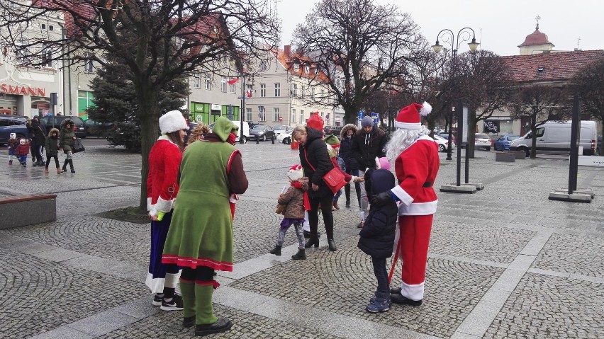 Św. Mikołaj i elfy rozdawali prezenty na chockim i pleszewskim rynku