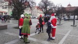 Fundacja Pomocy Dzieciom "Humana" w bożonarodzeniowej akcji. Wolontariusze rozdawali słodkości przechodniom w centrum Chocza i Pleszewa