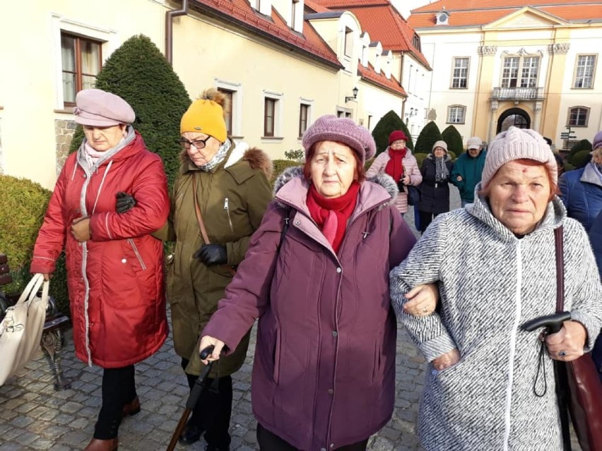 Oleśniccy seniorzy zwiedzają, czyli wycieczka do Zamku Książ (ZDJĘCIA)       