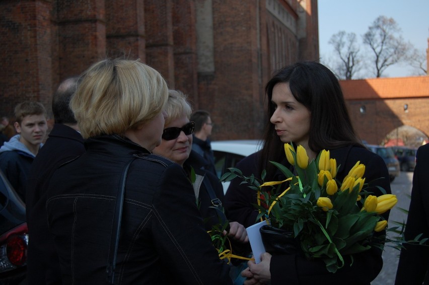Kwidzyn: Marta Kaczyńska odsłoniła tablicę pamięci ofiar katastrofy smoleńskiej