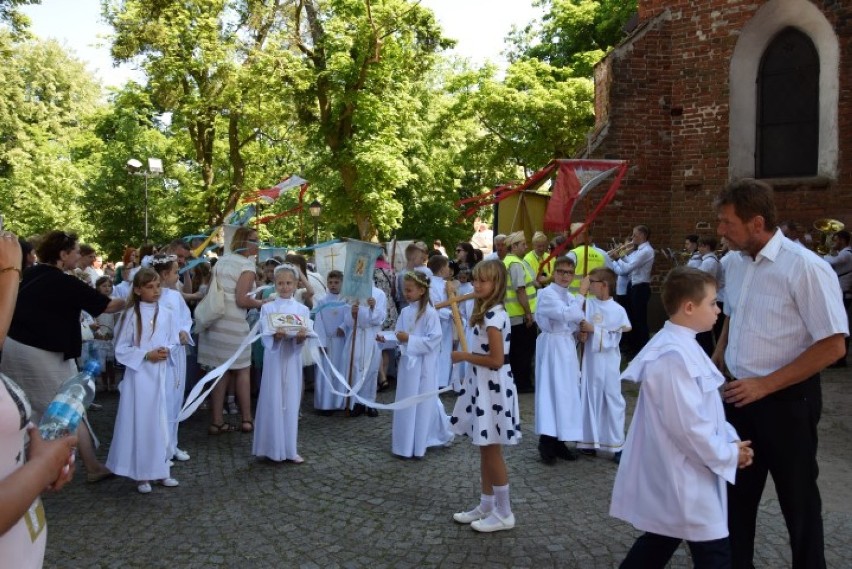 Boże Ciało 2018 w Pruszczu Gdańskim. Tłumy wiernych przeszły w procesji ulicami miasta [ZDJĘCIA, WIDEO]