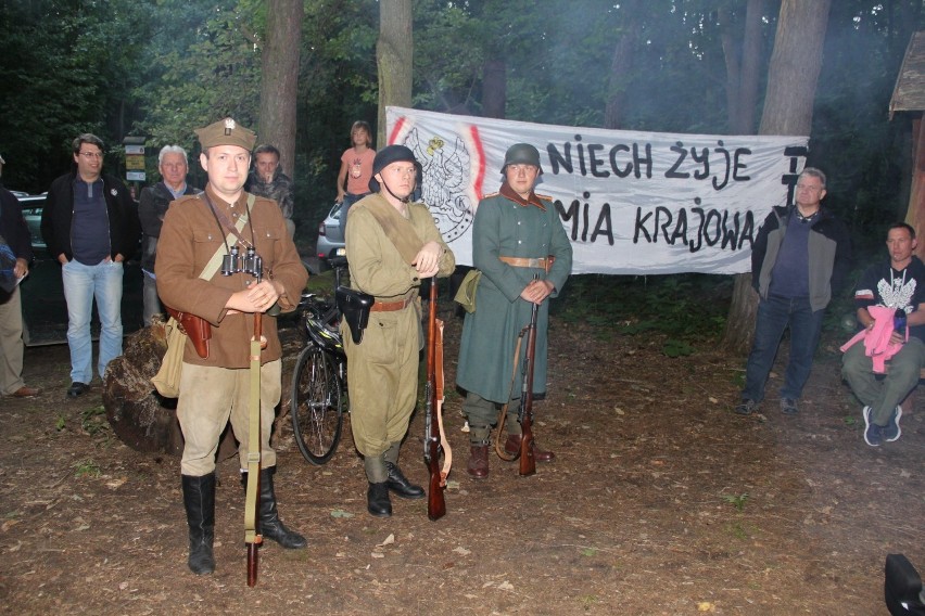 Stowarzyszenie Patriotyczne Brzeziny i hufiec ZHP z Głowna spotkały się przy ognisku w Poćwiardówce