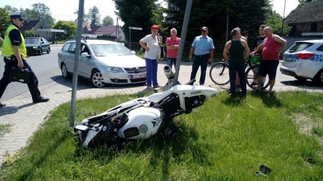 Do zdarzenia doszło w czwartek, 10 maja, ok. godz. 13.00 na skręcie w ul. Leśną w Płotach.

Motocyklista uderzył w bok zjeżdżającego z drogi głównej volkswagena passata.

Na miejsce przyjechało pogotowie, które udziela motocykliście pomocy. Policja zabezpiecza miejsce zdarzenia. Droga jest przejezdna. 

KRYMINALNY CZWARTEK - 10.05.2018 - Tragiczny wypadek karetki niedaleko Sulechowa. Zginął Grzegorz Wesołowski, strazak i ratownik medyczny


