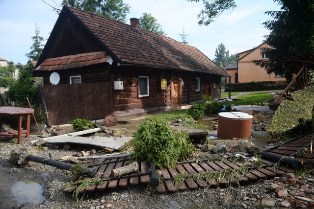 Podczas sobotniej nawałnicy ucierpiało ponad 200 domów w Trzcinicy. Wielu mieszkańców straciło wszystko.