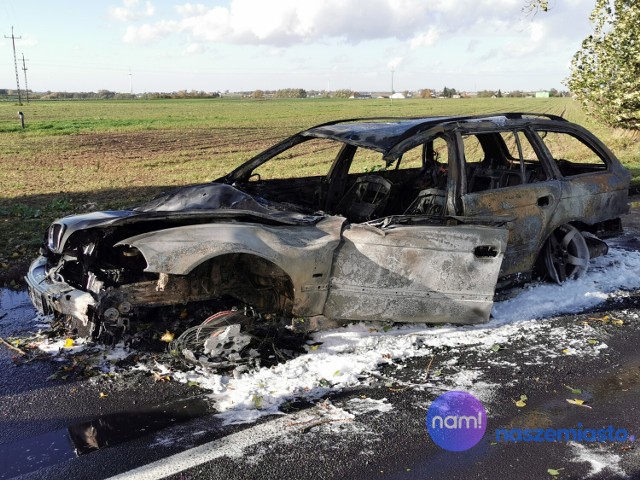 Spalone BMW oraz uszkodzone groby na cmentarzu w Brześciu Kujawskim