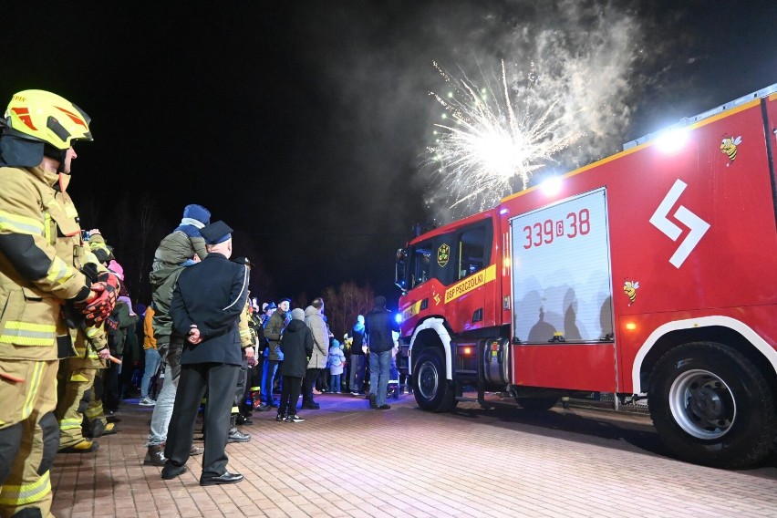 W Pszczółkach powitano nowy wóz strażacki OSP