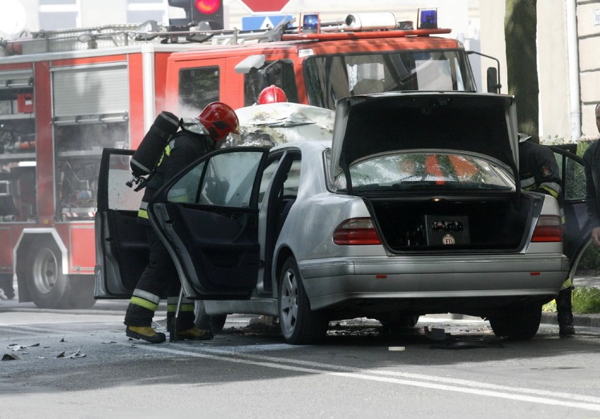 Płonęło auto na Jagielońskiej w Legnicy (ZDJĘCIA)