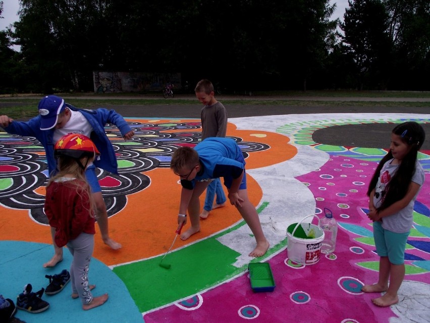 PoMaLoWiSko - pomaluj boisko! Malowali szkolne boisko z artystą sztuki ulicznej Ra Kajol - wtorek 10 lipca