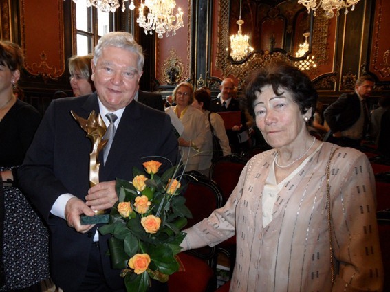 Jedna z Róż Księżnej Daisy trafiła w ręce prof. Pawła Krzystolika, prezesa Towarzystwa Przyjaciół Zamku