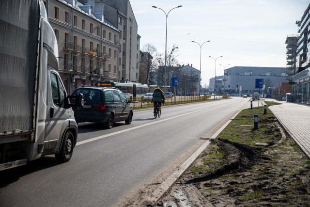 Rowerzyści na ul. Jurowieckiej nie mogli czuć się bezpiecznie. Samochody wyprzedzały ich, wjeżdżając na buspas, choć taki manewr nie jest zgody z przepisami.