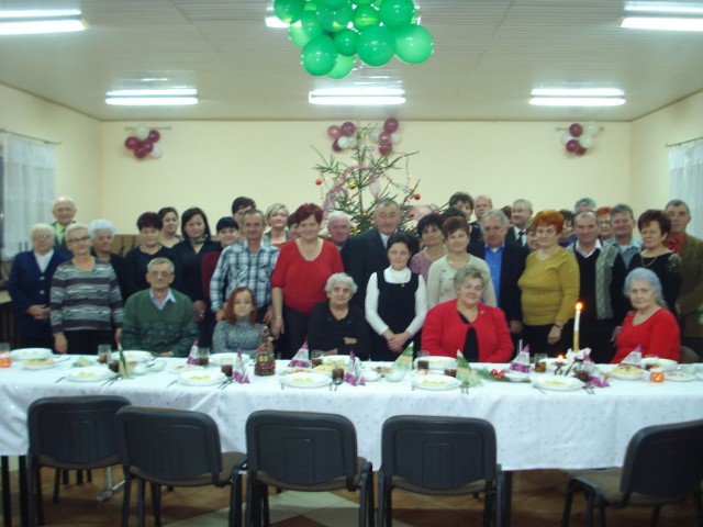 Halina Golińska - w środku w czerwonym sweterku na wigilijnej kolacji w Sowinie Błotnej