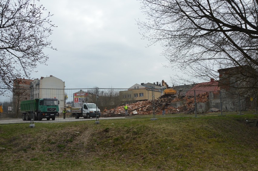 Rozpoczęła się rozbiórka dawnej łaźni przy ul. Tkackiej w Tomaszowie Maz. [ZDJĘCIA, FILM]
