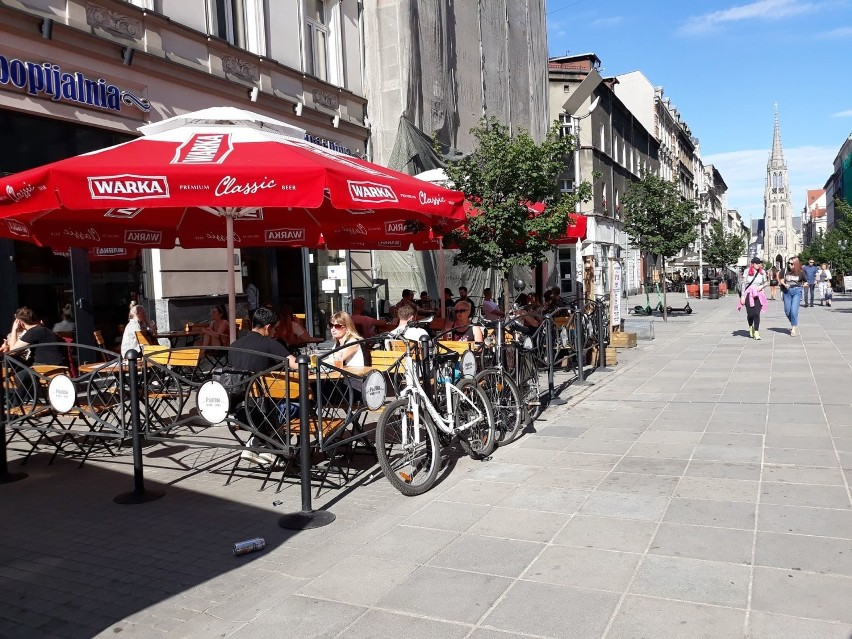 Mariacka znów odżyła. Letnie ogródki zapełniają się w...