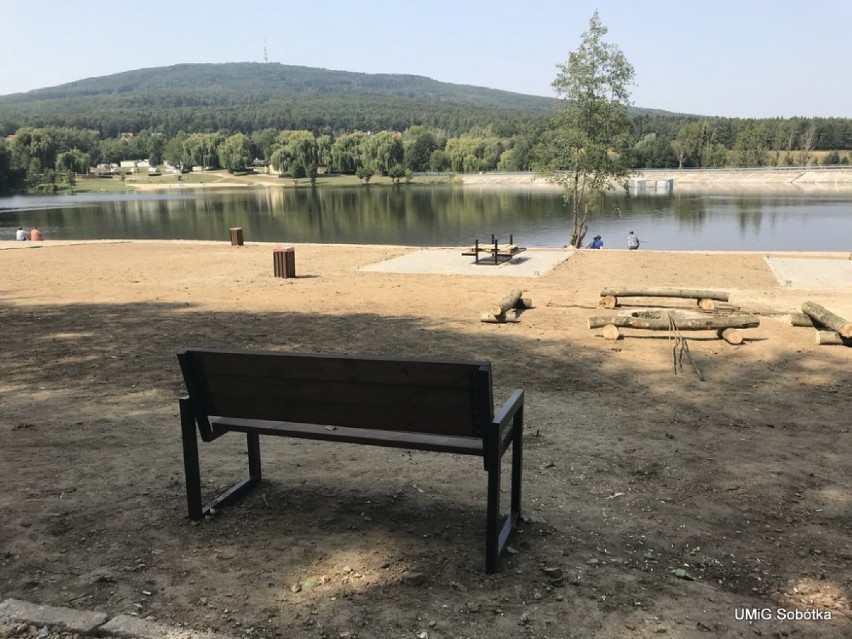 Miejska plaża nad Zalewem Sulistrowickim koło...